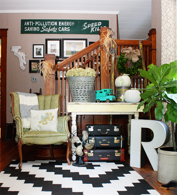 How use an area rugs with your hardwood floors (560 x 616 Pixel)