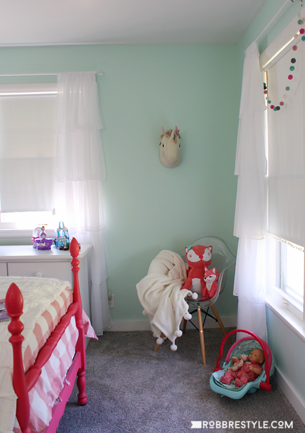 Mint and Gold Star Stenciled wall for a little girl's bedroom makeover