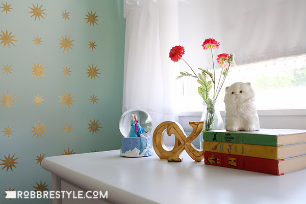 Mint and Gold Star Stenciled wall for a little girl's bedroom makeover